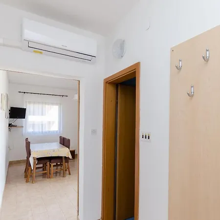 Ljubica J Apartman Lopar