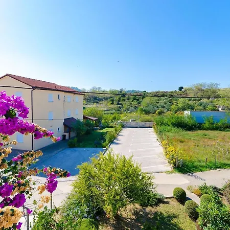 Ljubica J Apartman *