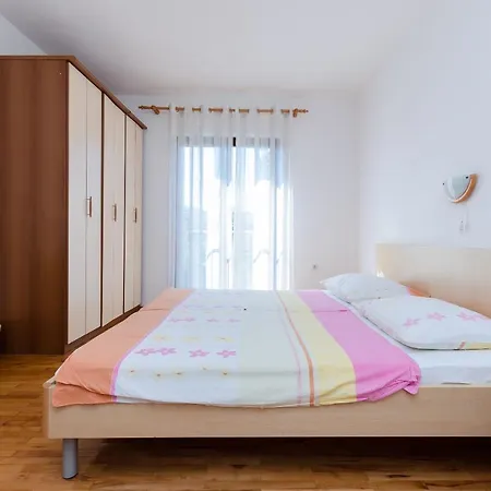 Ljubica J *
